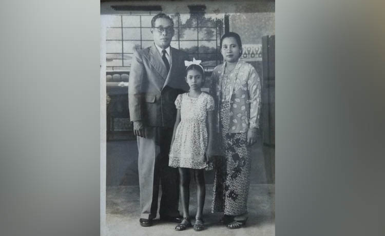 PEKERJA KERAS: Wali Kota Gatot bersama istrinya, Sialin dan putri tunggal mereka, Menik Widarini. Wali kota Gatot dikenal sebagai pribadi pekerja keras dan teliti.