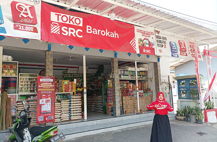 BERKEMBANG PESAT: Rosida Yuliana, pemilik Toko SRC Barokah di Jalan Taruna RT 3/RW 4 Kelurahan Kraksaan Wetan, Kecamatan Kraksaan, Kabupaten Probolinggo, di depan tokonya.