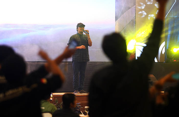 MENGHIBUR: Penganugerahan Literasi Award, Sabtu (9/9) di Rechall POH 1 PT Paiton Energy - PT POMI, berlangsung meriah. Acara ditutup dengan penampilan Noe Letto yang membawakan empat lagu.