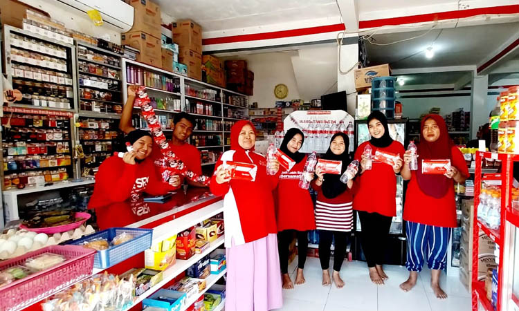 RAPI DAN NYAMAN: Sejak bergabung dengan SRC, toko kelontong milik Choirun Nisa kini tertata rapi dengan produk yang lebih lengkap. Pelanggan nyaman berbelanja.