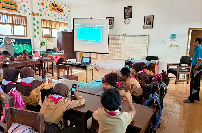 EDUKASI: Siswa-siswi mengikuti bedah soal ANBK secara online.