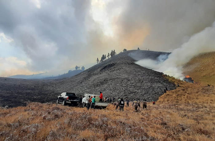 Petugas gabungan saat berupaya menjinakkan api yang melalap kawasan Bukit Teletubbies.