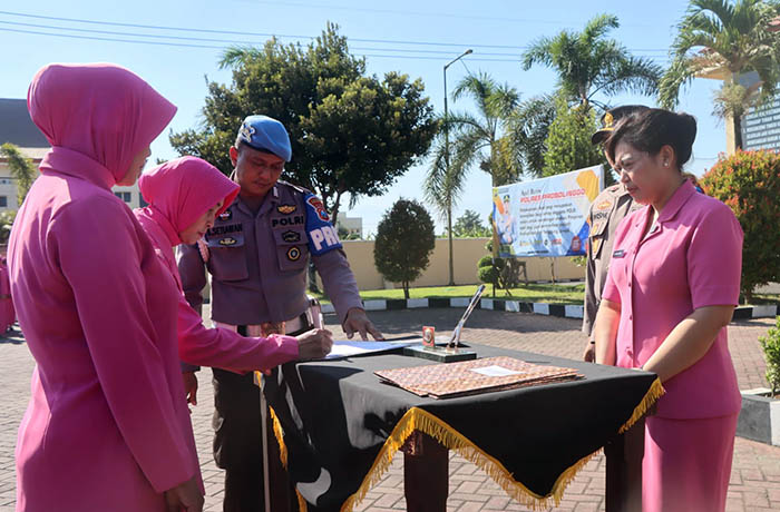 PAKTA INTEGRITAS: Penandatanganan pakta integritas bijak bermedsos oleh anggota dan Bhayangkari Polres Probolinggo.