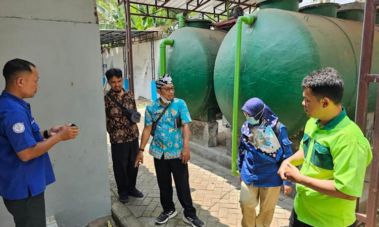 MONITOR: Petugas RPH, Dinas Pertanian dan Lingkungan Hidup Kabupaten Probolinggo saat melakukan monitoring di salah satu RPH.