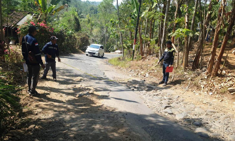 PANJANG: Petugas saat melakukan persiapan perbaikan jalan berat di Krucil.