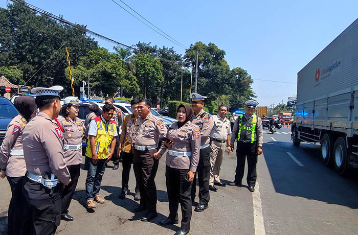 ANTISIPASI: Tim Monev bersama Satlantas Polres Pasuruan Kota meninjau jalur blackspot di Jalan Raya Rejoso, Desa Arjosari, Selasa (12/9).
