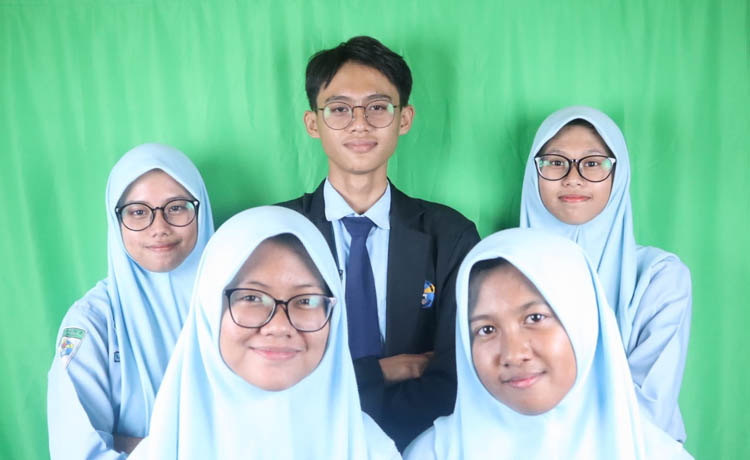 TIM HEBAT: Tim Literasi Award 2023 dari SMAN 2 Probolinggo. Tulisan yang mereka lombakan berhasil menjadi juara I.