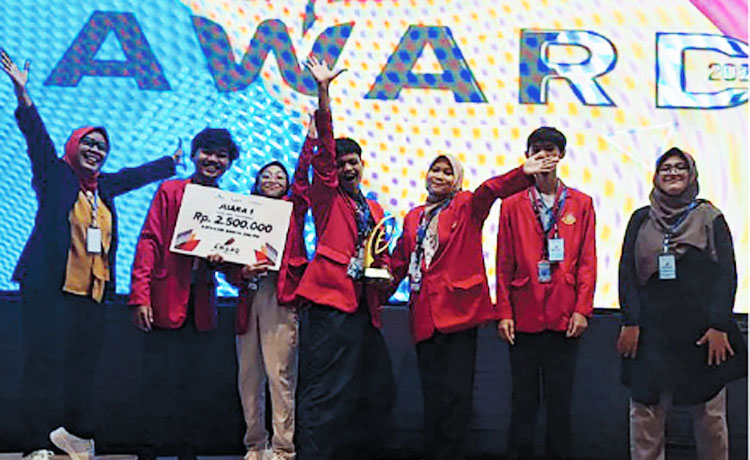 TIM JUARA: Tim SMKN 1 Probolinggo berfoto bersama Kepala SMKN 1 Probolinggo Dwi Angraeni (kiri) dan Waka Kesiswaan Sri Hartuti (kanan).