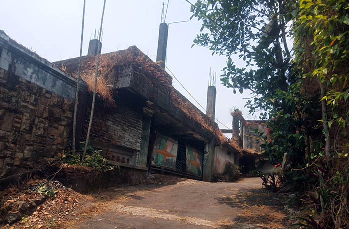 TKP: Lokasi vila kosong di Prigen tempat korban melompat dari atas balkon lantai 2 hingga tewas.