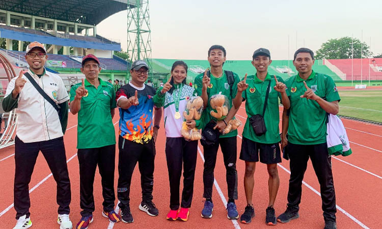 BANGGA: Mila dan Muh Arif (pegang maskot) bersama pengurus PASI setelah menerima medali.