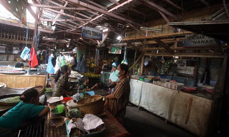 TRANSAKSI: Sejumlah pedagang Pasar Baru, Kota Probolinggo, menunggu pembeli.