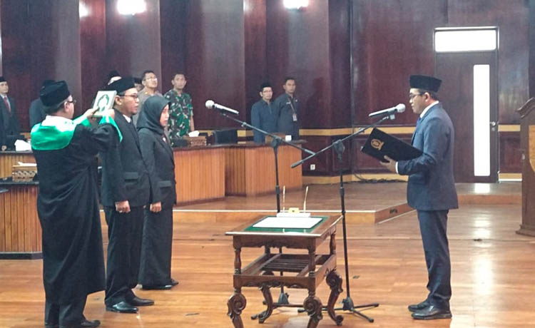 DISUMPAH: Ketua DPRD Kabupaten Probolinggo Andi Suryanto Wibowo (kanan) melantik Imam Suhrowardi dan Tis Atun Nur.