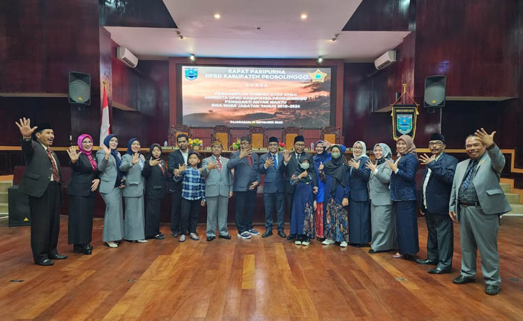 KOMPAK: Usai pelantikan, Anggota DPRD dari Fraksi Partai Nasdem berfoto bersama.