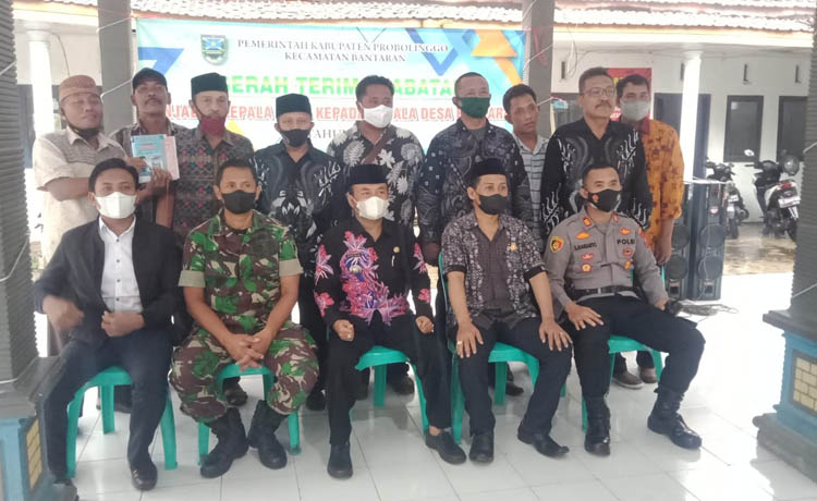 KOMPAK: Kepala Desa Bantaran Rofiq dan jajaran perangkat bersama Babinsa dan Bhabinkamtibmas.