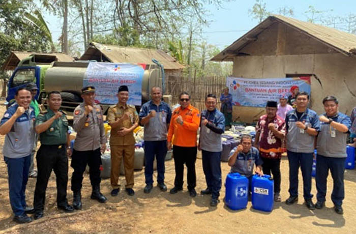 SENANG: Dept. Head GA & Logistic PT. Cheil Jedang Indonesia, Aiman Muhamad Bauzir bersama dengan Muspika dan BPBD sangat bersemangat membantu mengisi air ke dalam jurigen untuk warga Kedungrejo.