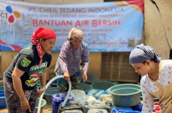 BAHAGIA: salah satu bentuk kebahagiaan yang di tunjukkan warga ketika mendapat bantuan air bersih dari PT. Cheil Jedang Indonesia Pasuruan.