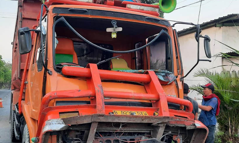 RUSAK: Dump truck yang dikemudikan Agus, rusak setelah menabrak truk yang dikemudikan Tohari di Jalan Anggrek, Kota Probolinggo, Senin (13/9).