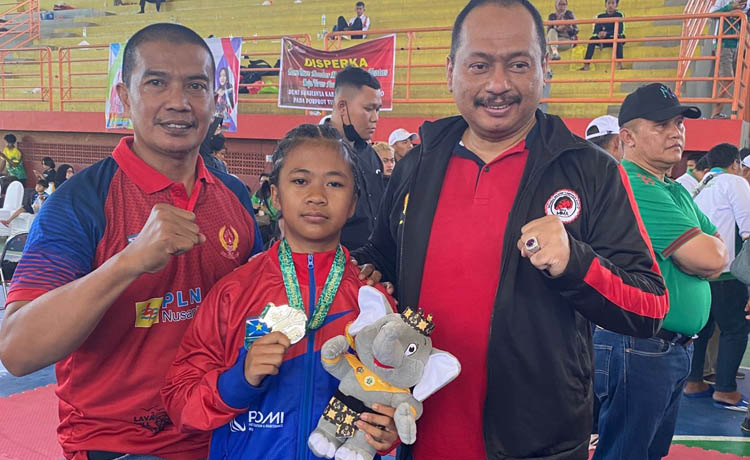 BANGGA: Ketua Koni Kabupaten Probolinggo, Zainul Hasan bersama Adelia Azzahro (tengah), yang raih emas di nomor kelas 51 oktagon MMA.