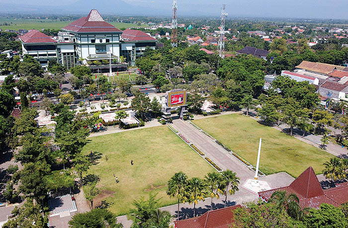 TERUS BERBENAH: Kawasan Alun-alun Kraksaan saat dipotret dari udara kini.