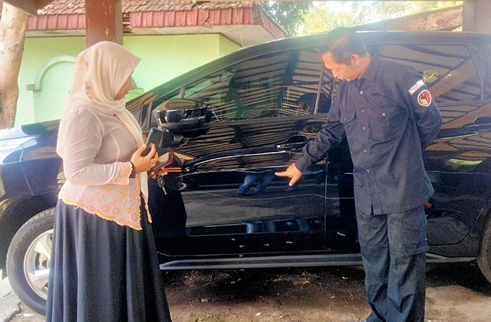 Kondisi mobil ketua Bawaslu Kota Pasuruan yang alami kerusakan usai aksi vandalisme warga.