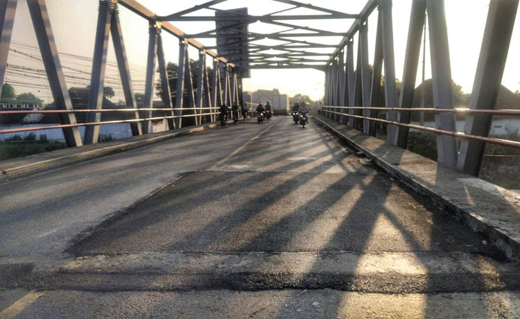 SUDAH DILINTASI: Pengendara melintasi Jembatan Pajarakan Minggu (17/9) sore. Saat ini jembatan masih dalam tahap pemantauan walau sudah bisa dilintasi.