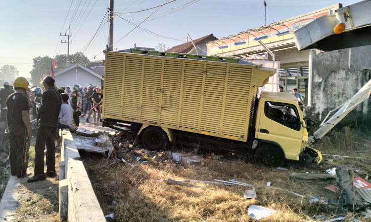 RINGSEK: Kecelakaan lalu lintas terjadi di Jalan Raya Desa Randupitu, Kecamatan Gending beberapa waktu lalu.