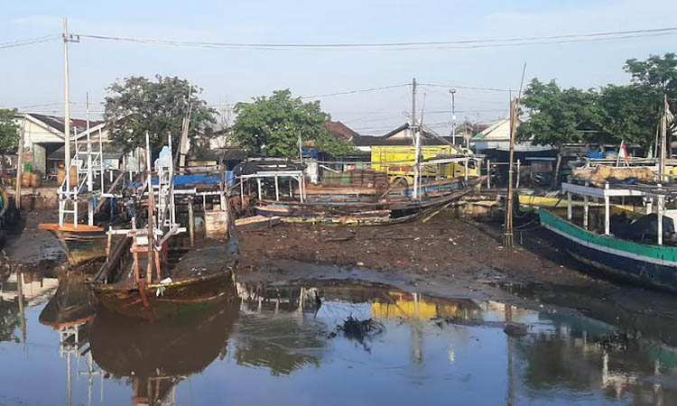 DIBIARKAN: Sejumlah bangkai kapal dibiarkan di tepi Sungai Gembong di Kelurahan Ngemplakrejo, Senin (18/9).