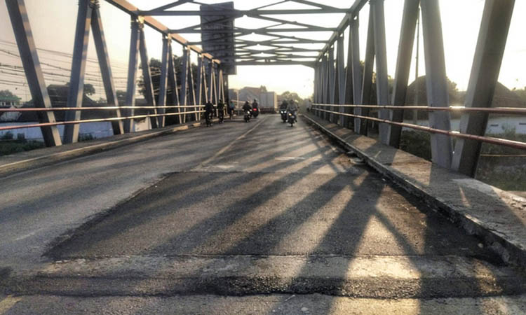 TETAP DIPANTAU: Jembatan Pajarakan yang sudah bisa dilintasi kendaraan. Jembatan ini masih dalam pemantauan setelah perbaikan.