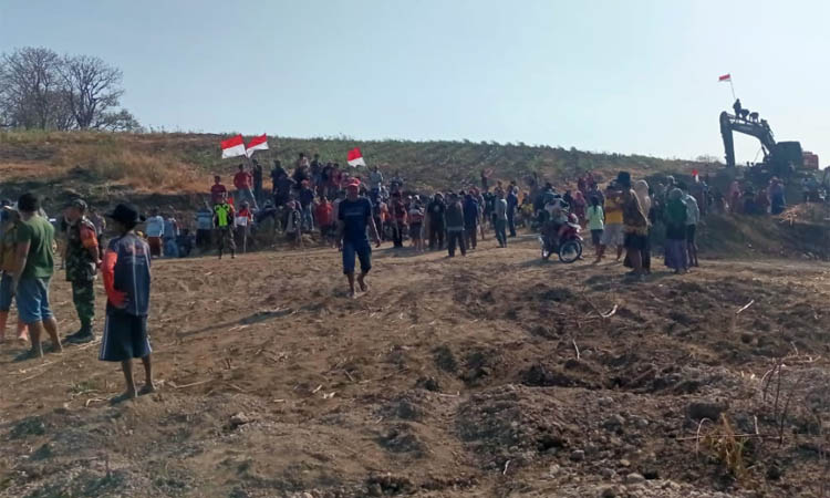 DEMO: Satu unit ekskavator berada di area tambang galian C di Gunung Pandek, Desa Tamansari, Kecamatan Dringu, Kabupaten Probolinggo. Serta, sejumlah warga yang melakukan aksi demo, Senin (18/9).