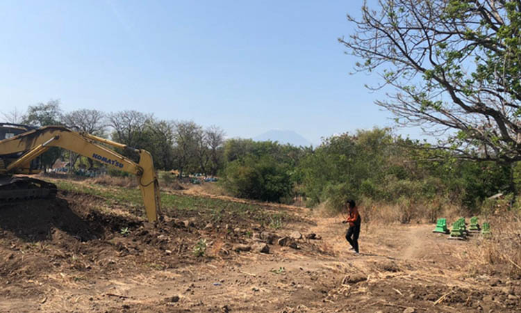 BUKAN SEKALI: Satu unit ekskavator di lokasi tambang. Aksi penolakan tambang ini sudah pernah dilakukan.