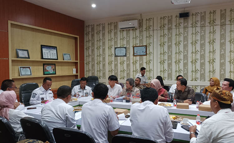 JADI PERHATIAN: Sekda Ugas Irwanto (tengah kiri) bersama Satgas Percepatan Ekonomi Pemkab Probolinggo rapat bersama calon investor, membahas tentang kawasan industri, Rabu (20/9) di Mall Pelayanan Pub