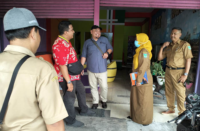 PEMERIKSAAN: Tim dari BPK Perwakilan Jatim bersama Bagian Aset dan Disperindag Kabupaten Pasuruan mendatangi sejumlah ruko aset Pemkab Pasuruan di Terminal Pandaan.