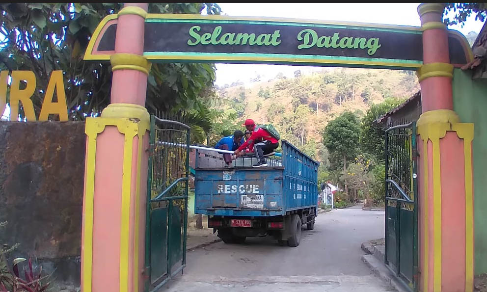 DIPASOK: Pengiriman air bersih ke SMPN 1 Sukapura