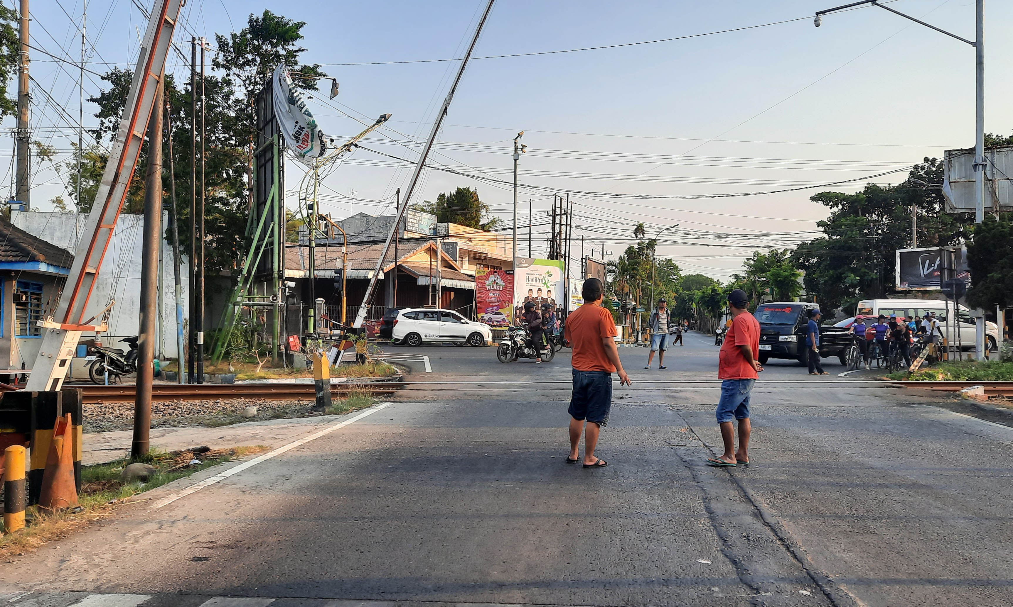 SEGERA DIGANTI: Sejumlah warga berada di perlintasan KA di Jalan Anggrek, Kelurahan Pilang, Kecamatan Kademangan, Kota Probolinggo. Palang pintu di pos perlintasan KA ini akan diganti dengan yang otom