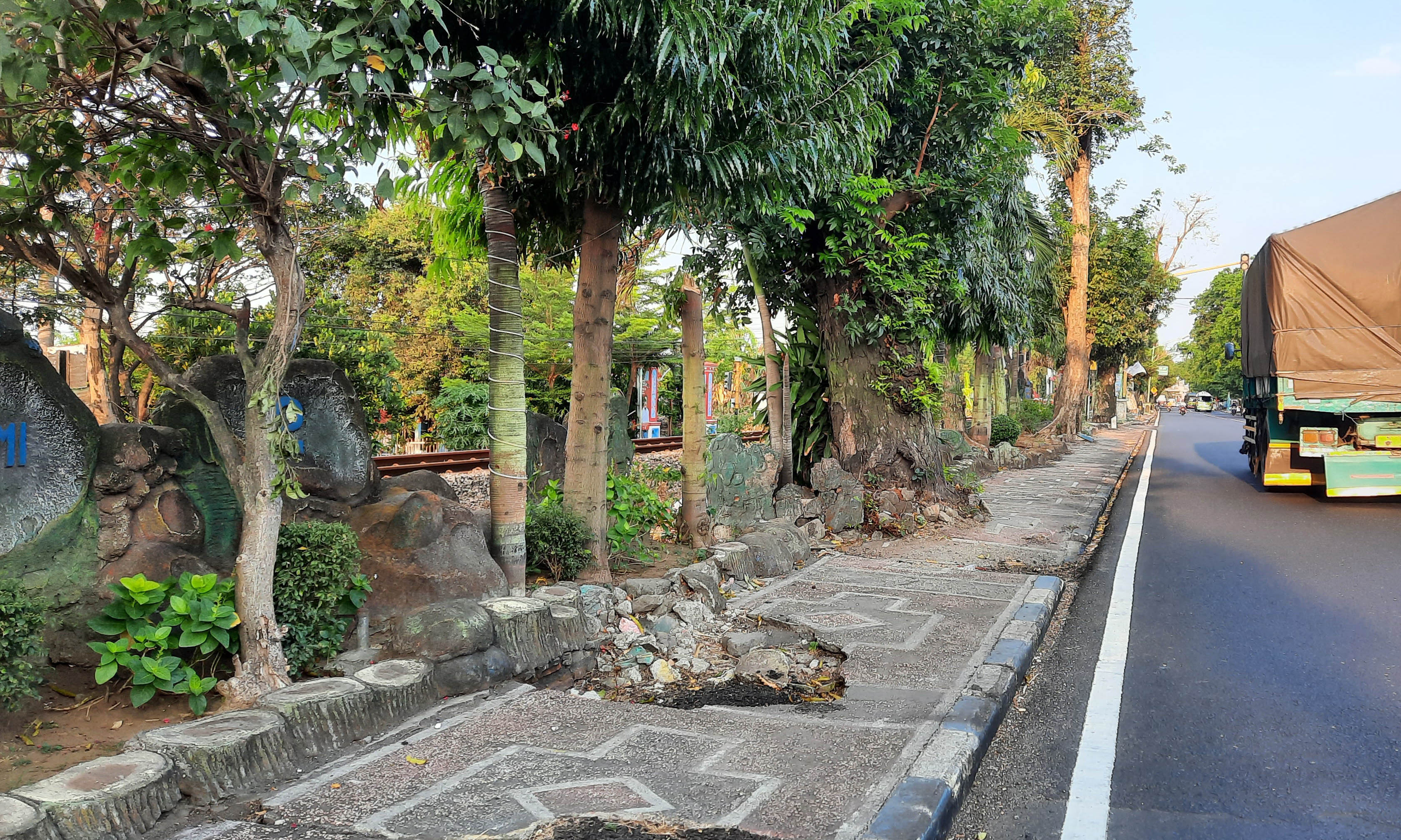 SEGERA DILANJUTKAN: Kondisi taman di Jalan Soehat, Kota Probolinggo, yang akan diperbaiki mulai bulan depan.