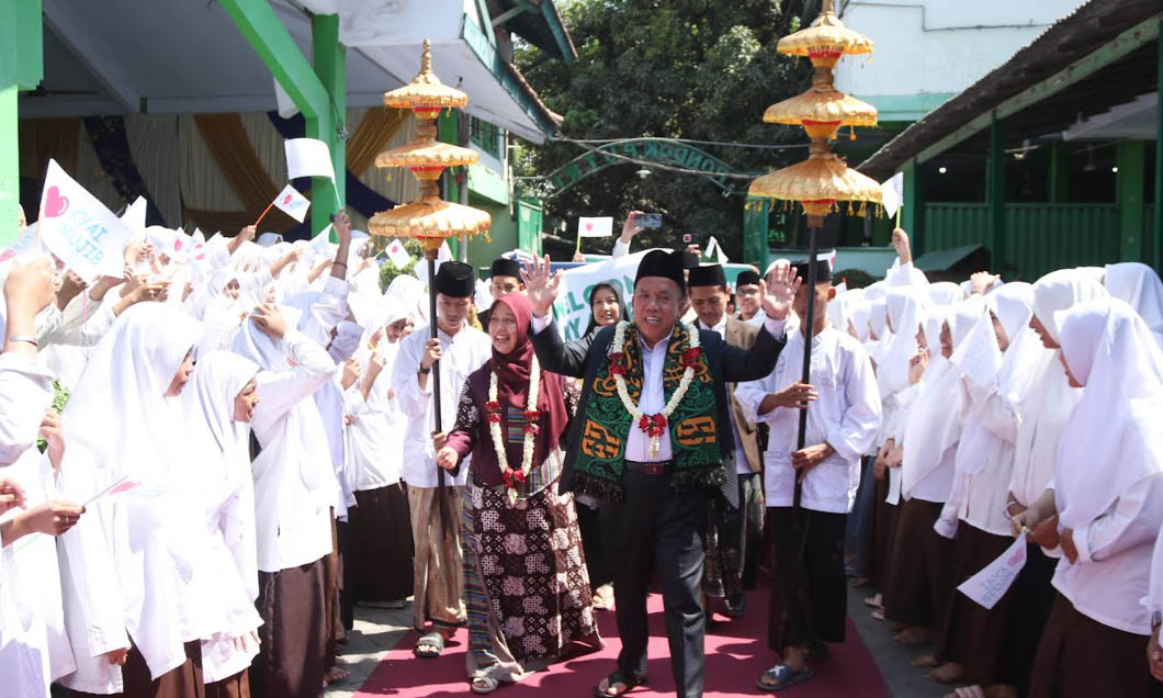 DIKAWAL: Ratusan santri mengawal romongan Gus Mujib yang kemarin baru pulang dari pelantikan Pj Bupati, di Surabaya.