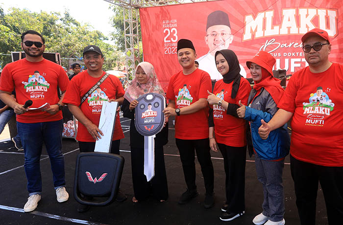 UNTUK USAHA: Tijaniyatul Mutmainnah (tengah) menerima secara simbolis kunci mobil, hadiah utama yang diraihnya dalam kegiatan Mlaku Bareng Gus Dokter Mufti.