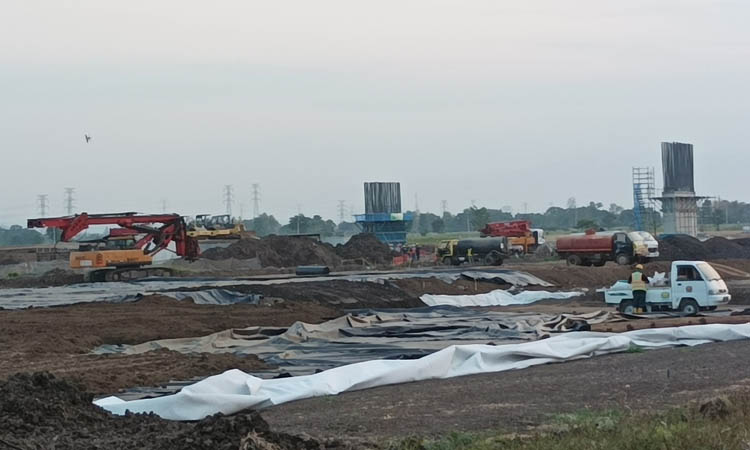 MASIH PROGRES: Terlihat Pengerjaan Struktur Box Underpass Tol Probolinggo-Banyuwangi di wilayah kecamatan Krejengan