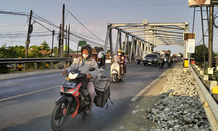 KERAP DILINTASI: Jembatan Pajarakan menjadi akses penting di jalur pantura Probolinggo. Usianya yang sudah tua perlu ada penguatan konstruksi.