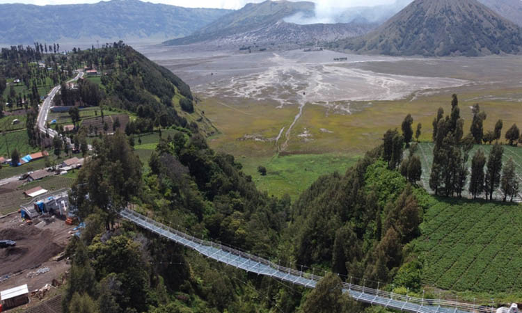 BELUM DIRESMIKAN: Jembatan Kaca Seruni Point Sukapura, Kabupaten Probolinggo, belum bisa dinikmati wisatawan karena belum diresmikan.