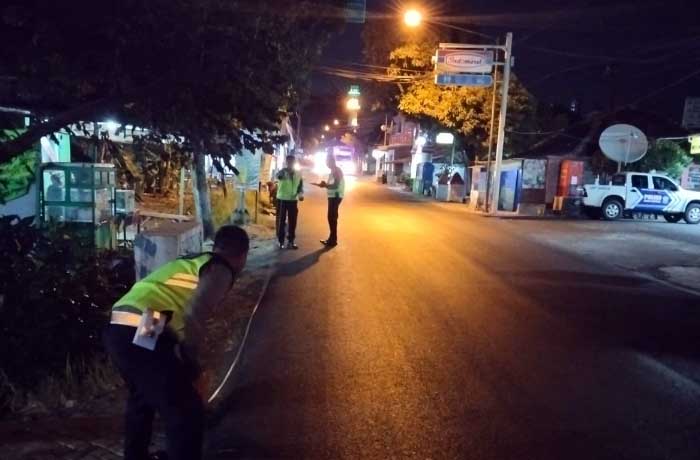 OLAH TKP: Petugas saat melakukan olah TKP kecelakaan maut di Sidowayah, Kecamatan Beji, yang merenggut pengendara motor, Senin malam (25/9). (Satlantas for Radar Bromo)