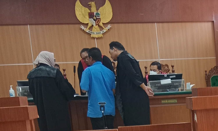 CARI KEPASTIAN: JPU mengonfirmasi foto instalasi tangki modifikasi kepada saksi Usman di hadapan hakim dan penasihat hukum terdakwa.