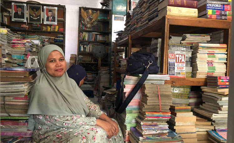 EKSIS: Yanti anak dari Hanafi pemilik Toko Buku Hanafi di Jalan Dr. Soetomo Kota Probolinggo menjaga toko, Kamis (28/9) siang.