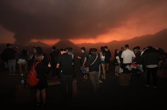 KEMBALI DIBUKA: Sejumlah wisatawan menikmati wisata di Bromo yang dibuka kembali usai sempat ditutup karena kebakaran di padang sabana.