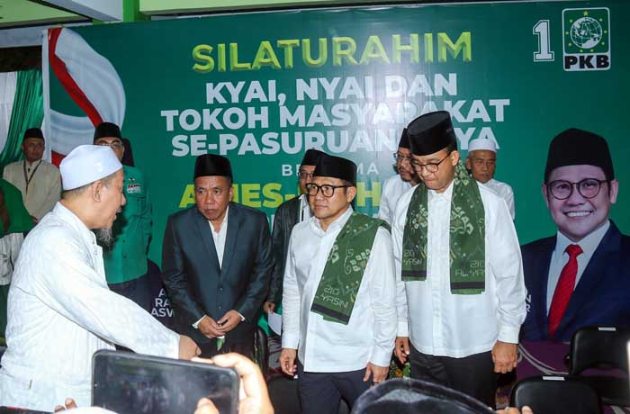 MINTA RESTU: Anies Baswedan dan Cak Imin dengan sarung di pundaknya saat silaturahmi bersama para kiai, nyai, dan tokoh masyarakat di Pasuruan, (28/9). (Mokhamad Zubaidillah/ Radar Bromo)