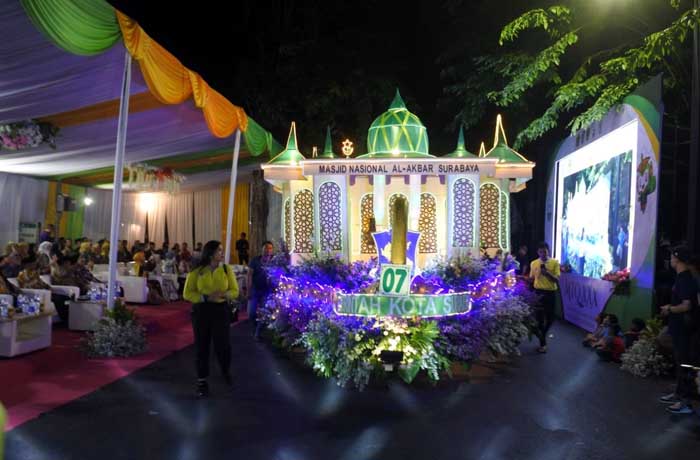 Penampilan Kafilah Kota Surabaya dengan membawa miniatur Masjid Al Akbar di Pawai Taaruf MTQ XXX Jatim.