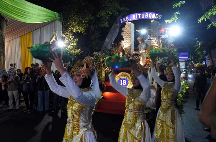 TONJOLKAN KHAS DAERAH: Aksi penampilan kafilah Situbondo di Pawai Taaruf. (Fandi Armanto/ Radar Bromo)
