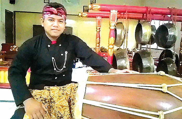 SUKA GENDANG: Andi Kresdianto, penabuh yang juga suka mengoleksi gendang.