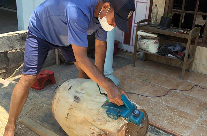 KREATIF: Bedjo Santoso membuat gendang di depan rumahnya. Telah banyak gendang yang dihasilkan laku terjual.