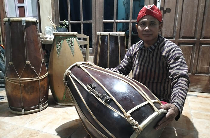BERDENDANG: Bedjo Santoso memainkan salah satu gendang yang suaranya cukup menarik.